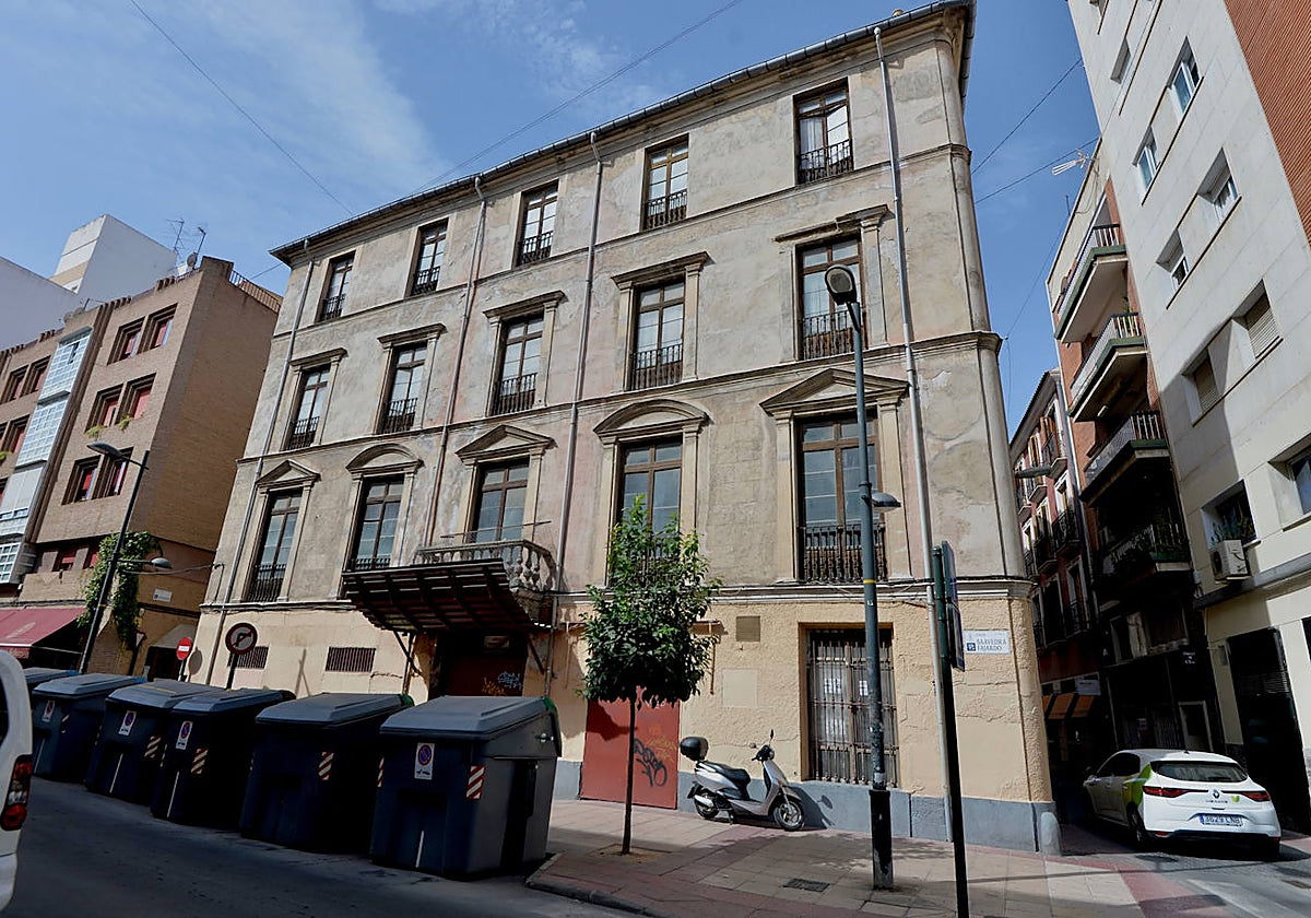 Fachada principal del palacete ubicado en el número 17 de la calle Saavedra Fajardo, en una foto de 2021.