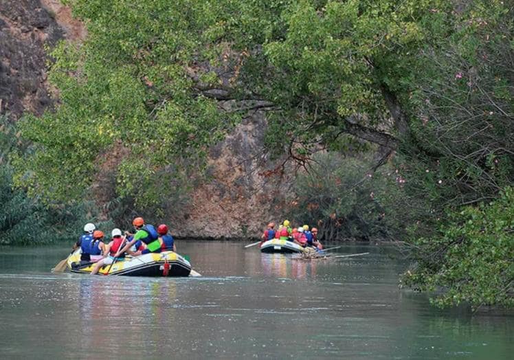 Rafting in the Almadenes canyon.