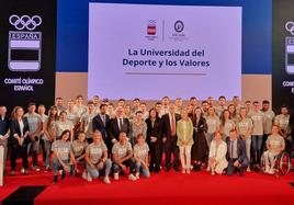 Alejandro Blanco, presidente del COE, y María Dolores García, presidenta de la UCAM, con directivo, académicos y deportistas de la universidad.