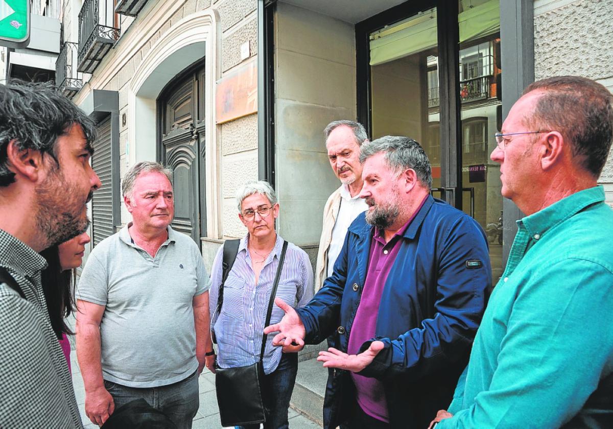 El comité de huelga ayer, a la salida de la reunión.