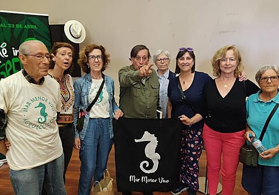 El momento en el que Joaquín Araújo (centro) señala a la edil y le recrimina su comportamiento.