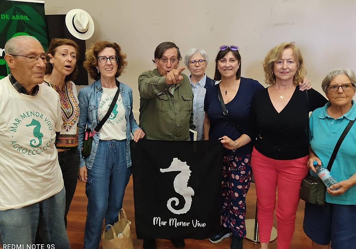 El momento en el que Joaquín Araújo (centro) señala a la edil y le recrimina su comportamiento.