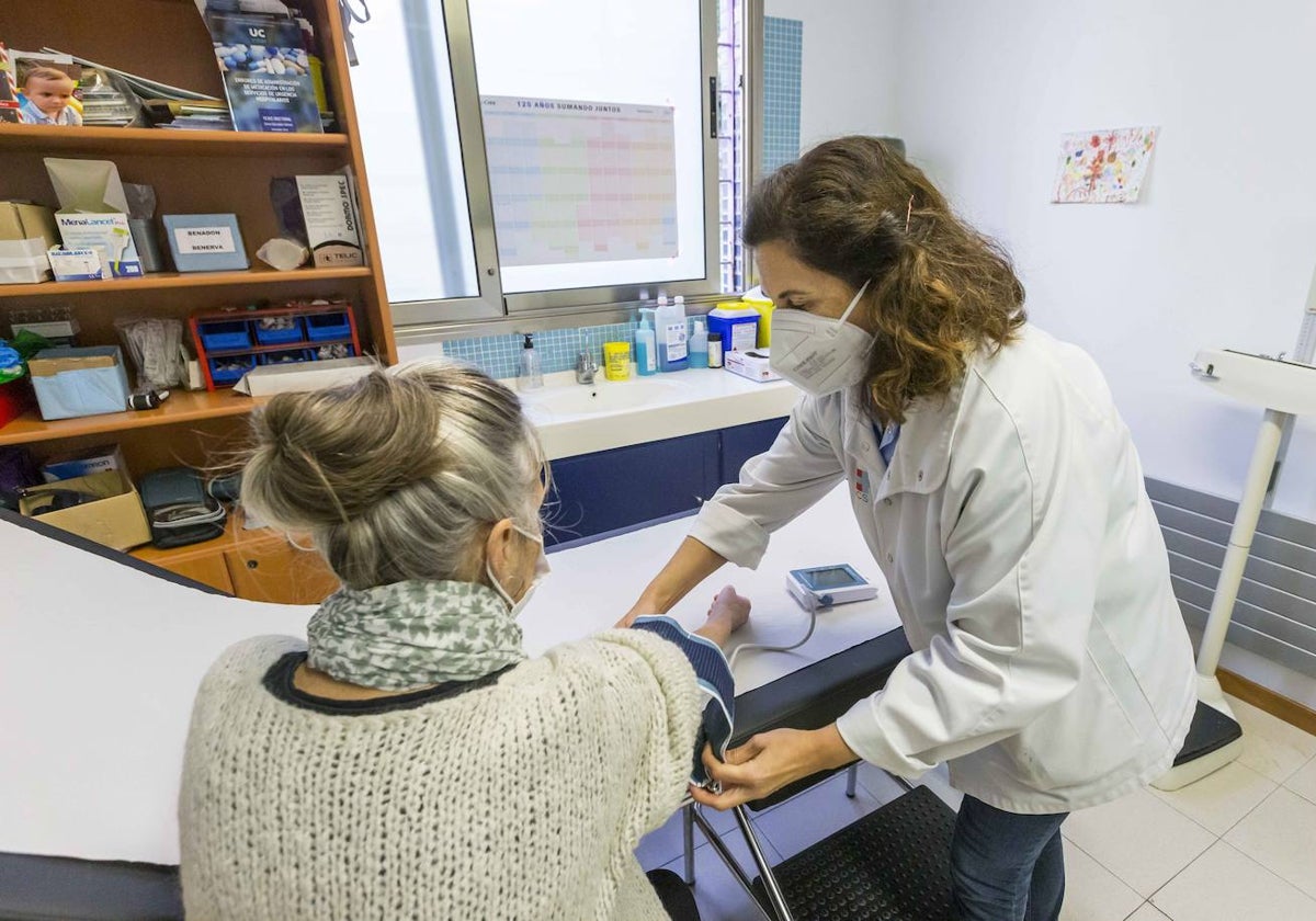 Una enfermera atiende a una paciente en un centro de salud.