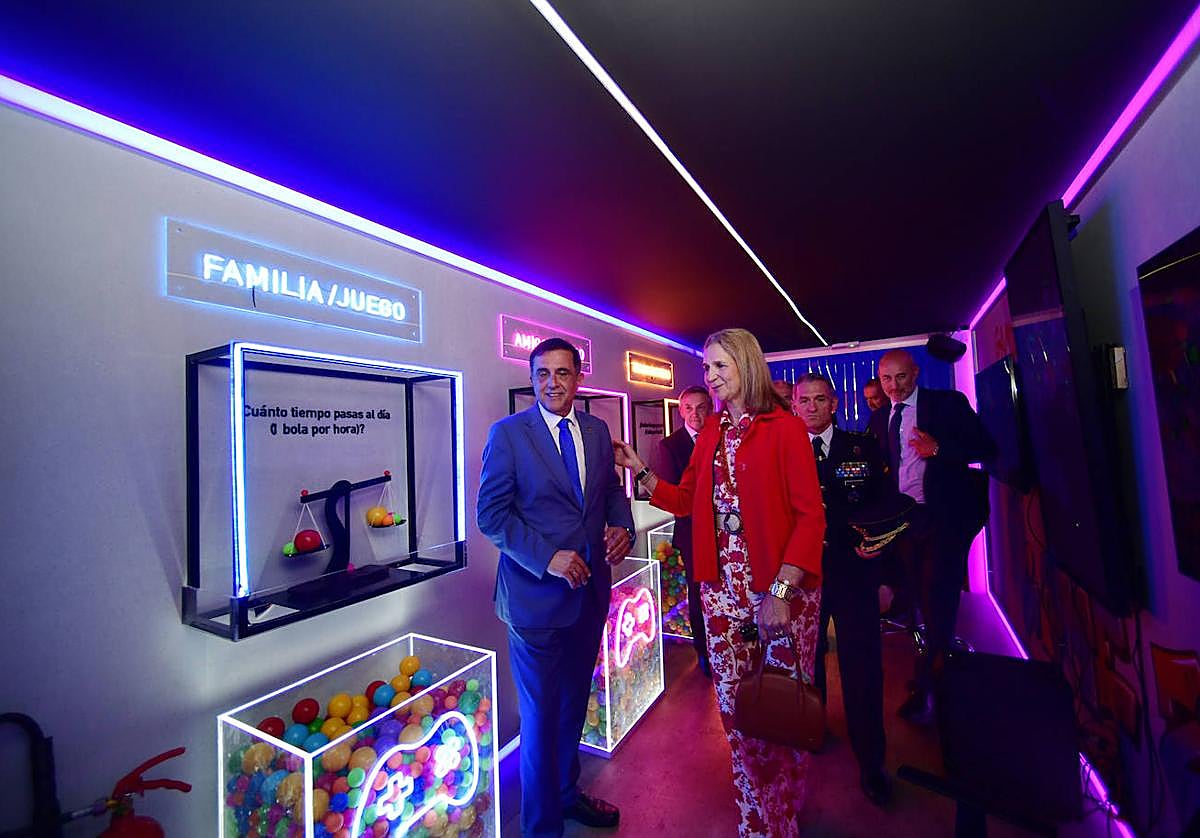 La Infanta Elena y el alcalde de Murcia, José Antonio Serrano, en la inauguración de la exposición.