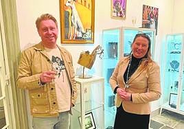 Invitados a la inauguración de la exposición de Elorrieta. Abajo, una de sus obras en bronce.