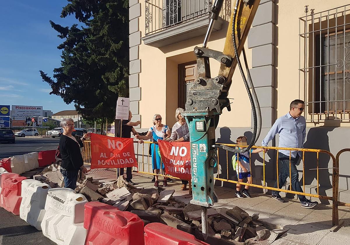 Protesta de vecinos de Espinardo contra el plan de movilidad, el pasado lunes, día del inicio de las obras.
