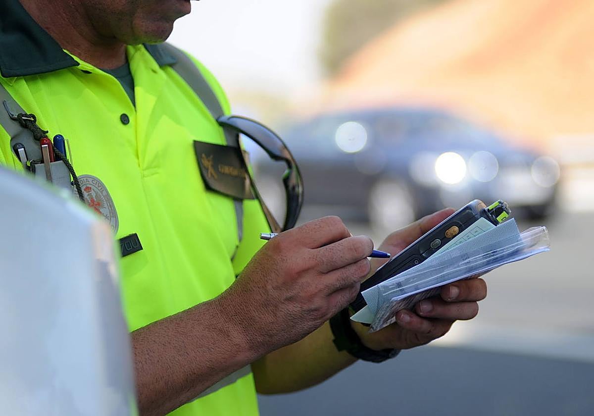 Agente poniendo una sanción.