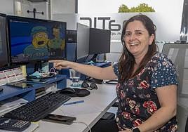 Alicia Manzanares, responsable de la línea de teléfono de la empresa de telecomunicaciones InnaTic.