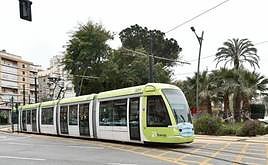 El tranvía, a su paso por la Plaza Circular, en una foto de archivo.