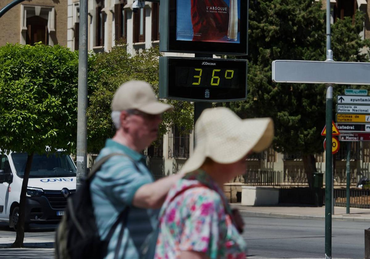 Una pareja paseando a 36º, en una imagen de archivo.