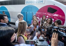 La ministra de Transportes, Raquel Sánchez, atendió ayer a los periodistas en la estación de Madrid-Chamartin, en la inauguración de la línea de Ouigo con Albacete y Alicante.