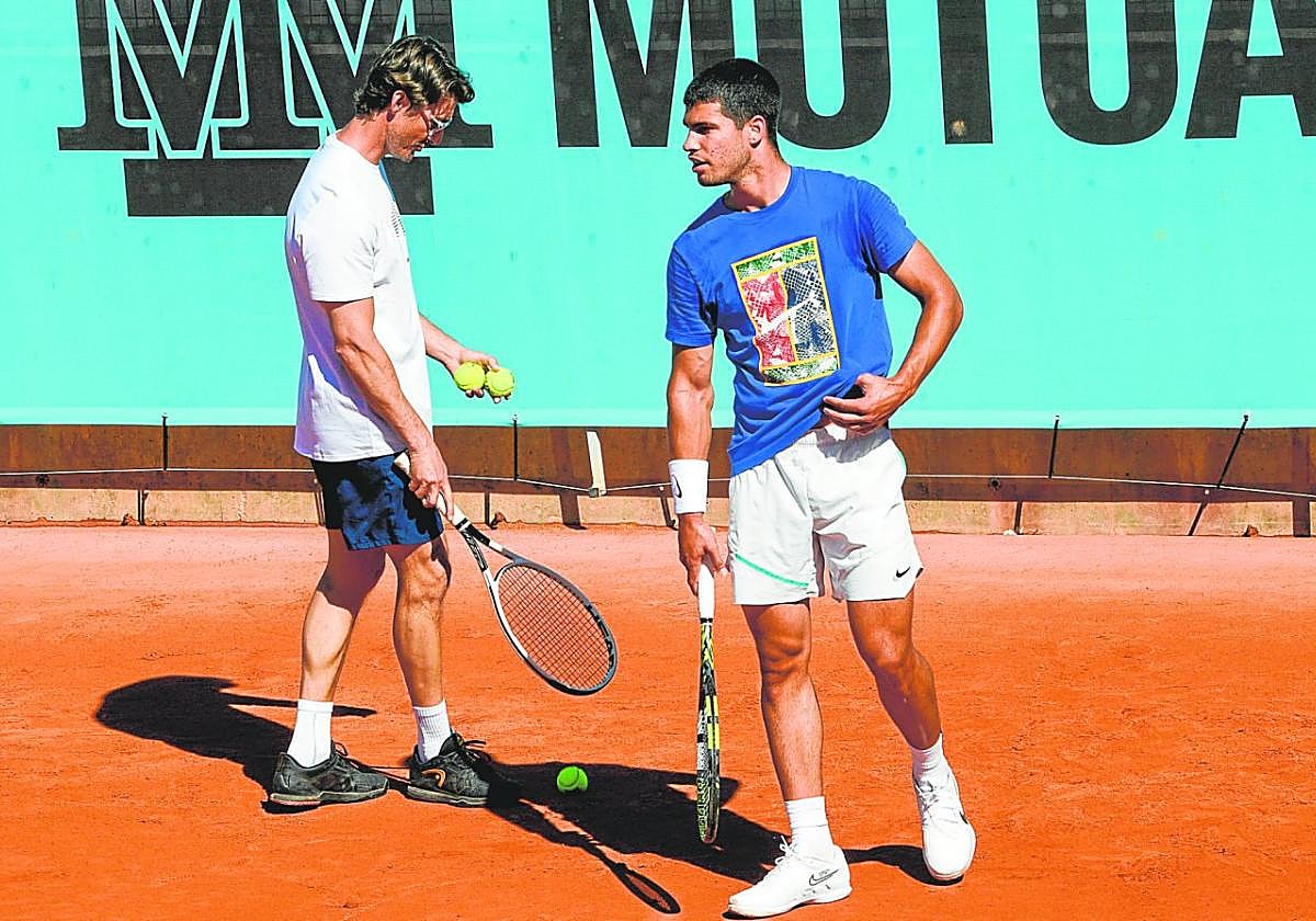Juan Carlos Ferrero y Carlos Alcaraz, durante el entrenamiento de ayer en la pista número 12 de la Caja Mágica de Madrid.