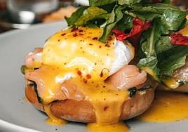 Imagen de un plato de huevos benedictinos.