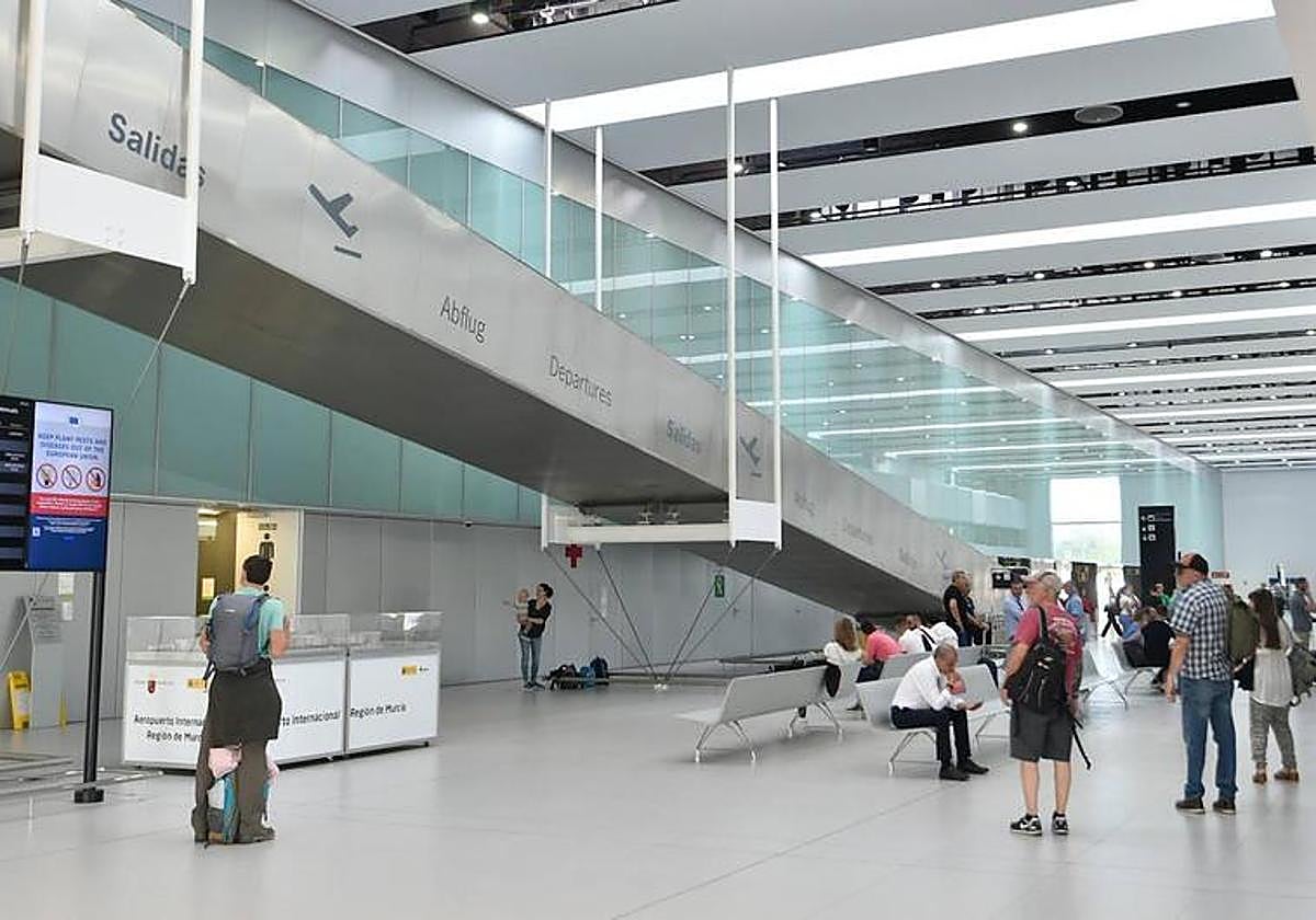 Imagen de archivo de turistas en el aeropuerto de Corvera.