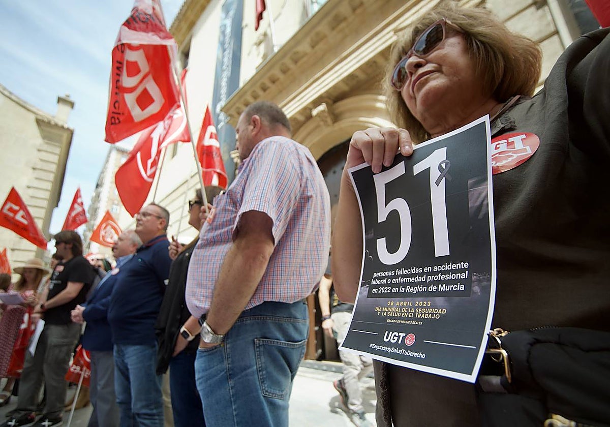 Delegados de CC OO y UGT se manifestaron este viernes ante la sede de la CROEM.