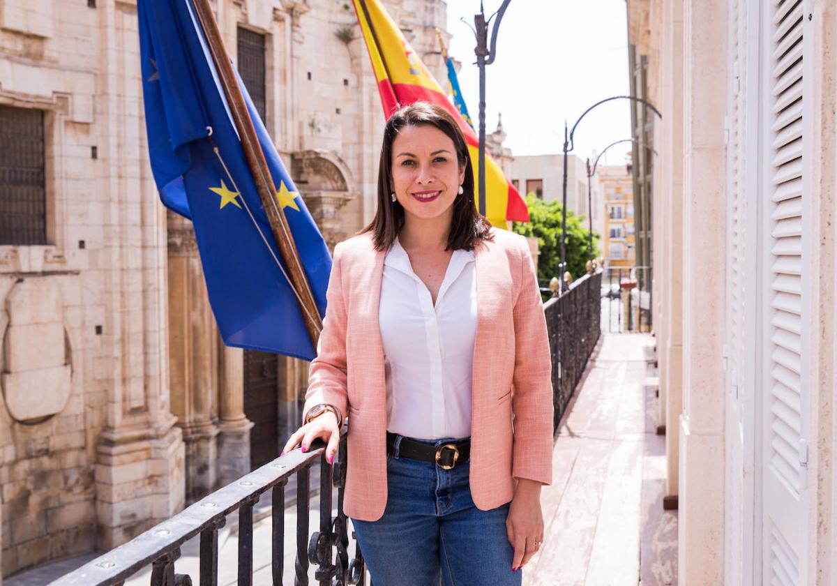 Carolina Gracia, en el balcón del Palacio Marqués de Arneva, sede central del Consistorio.