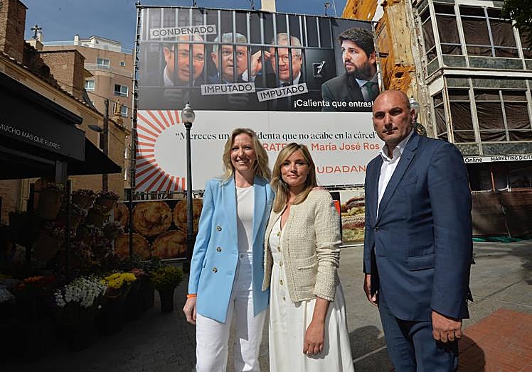 La candidata autonómica de Cs, María José Ros, la portavoz nacional Patricia Guasp y Pedro García Rex, aspirante a la alcaldía de Murcia, ante el cartel, en la plaza de las Flores.