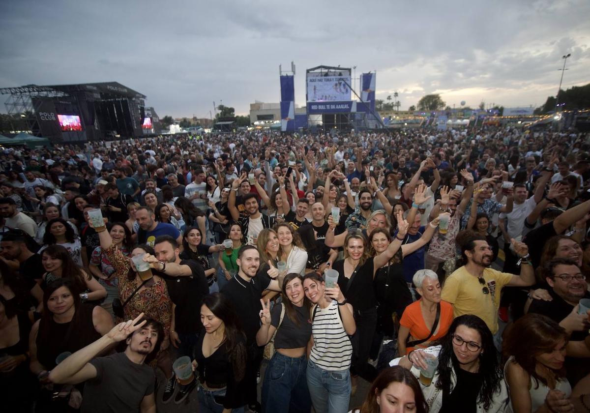 Los festivaleros saludan a la cámara, este viernes, durante la primera jornada del Warm Up 2023.