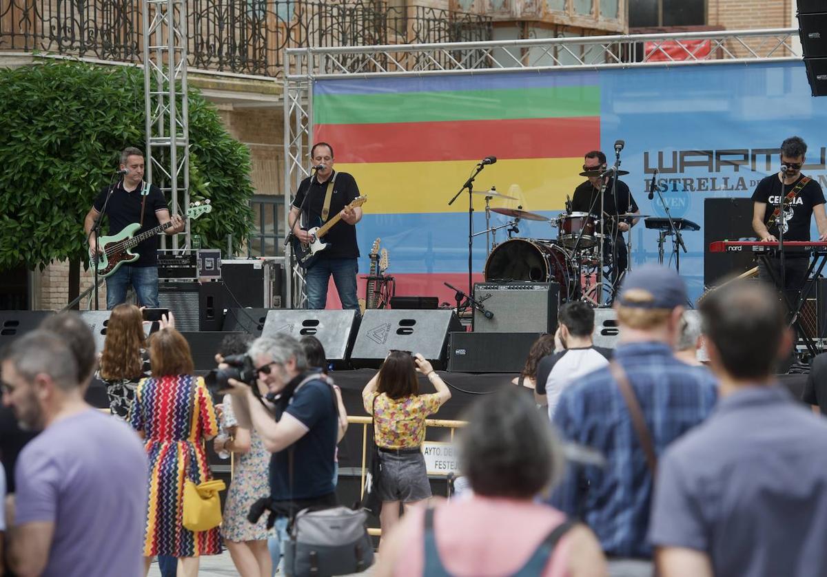 Concierto de The Yellow Melodies en la plaza del Teatro Romea.