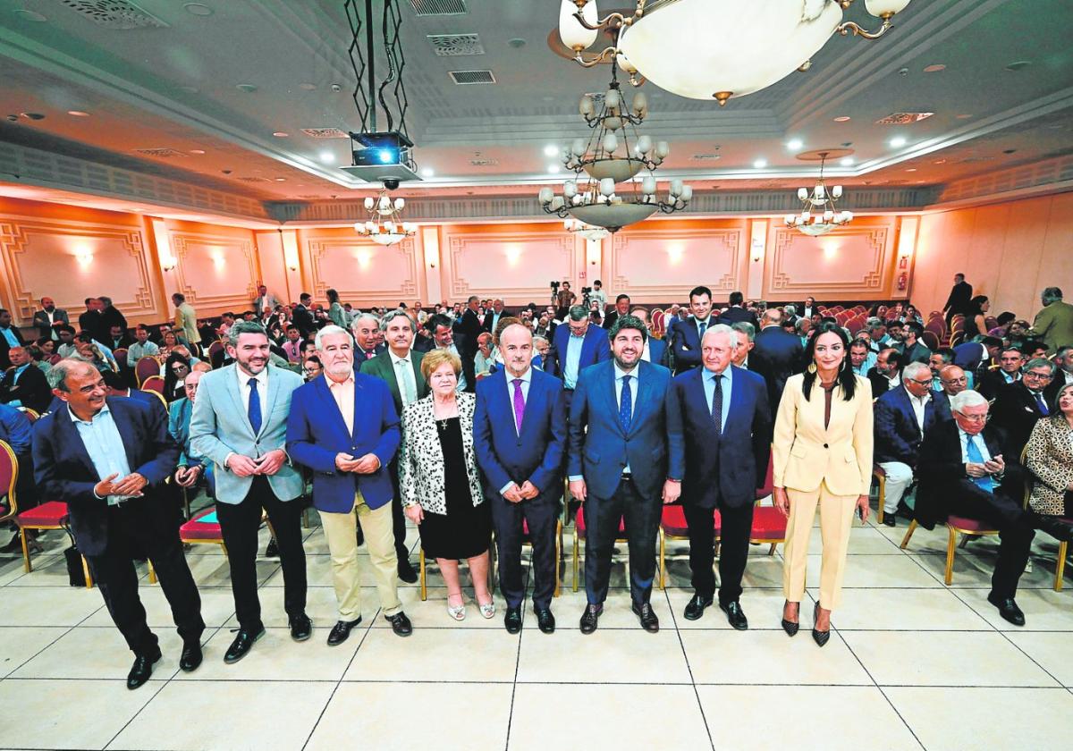 De izquierda a derecha, Juan Antonio Pedreño, Antonio Luengo, Santiago Martínez, Elisa Martínez, Francisco González, Fernando López Miras, Ángel Villafranca y Valle Miguélez, en la asamblea general de Fecoam. López Miras, junto al presidente de Fecoam, Santiago Martínez.