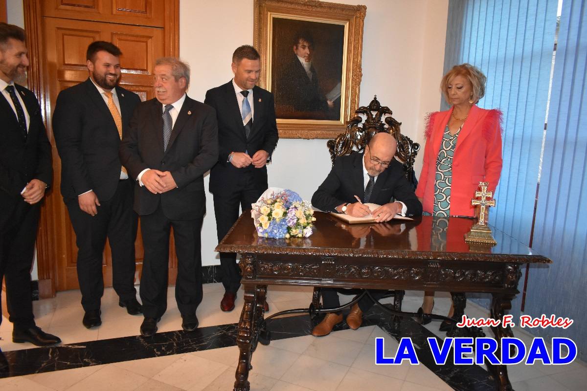 Sánchez Robles invita a vivir con intensidad las Fiestas de la Cruz