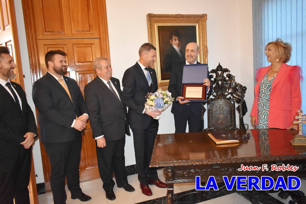 Sánchez Robles invita a vivir con intensidad las Fiestas de la Cruz