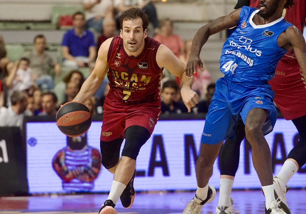 Tomás Bellas bota la pelota en el encuentro de este sábado ante el Fuenlabrada.