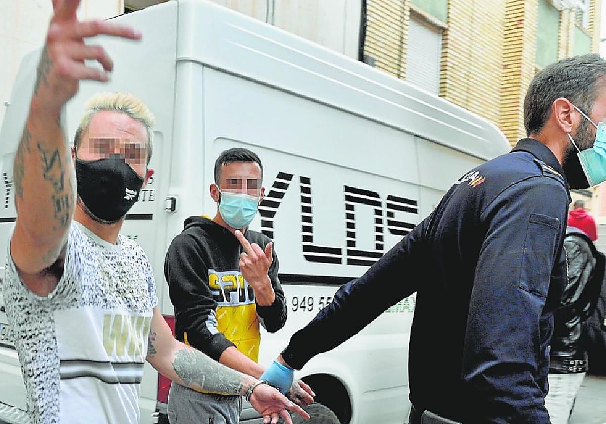 'El Conejo' (en segundo plano) sale de la Jefatura Superior de Policía tras ser detenido por varios robos cometidos por una banda que lideró.