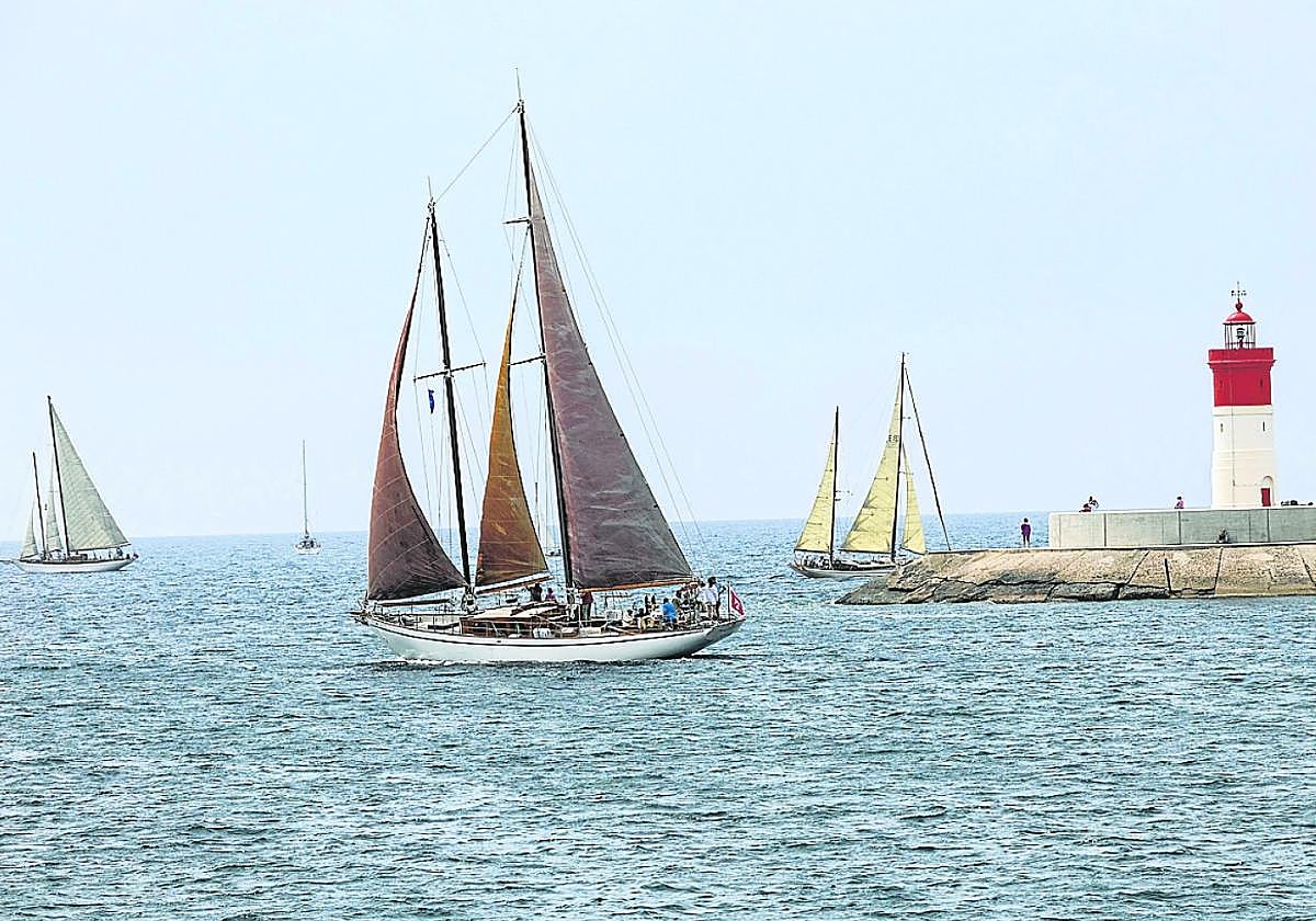 Embarcaciones de la Cartagena Vela Clásica, ayer en acción.