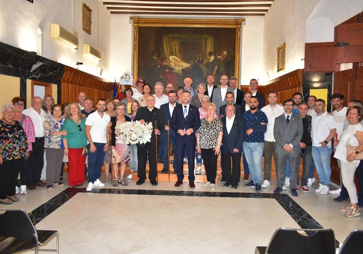 Los peregrinos visitan el salón de plenos del Ayuntamiento.