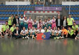 Jugadoras y cuerpo técnico posan tras finalizar el partido.