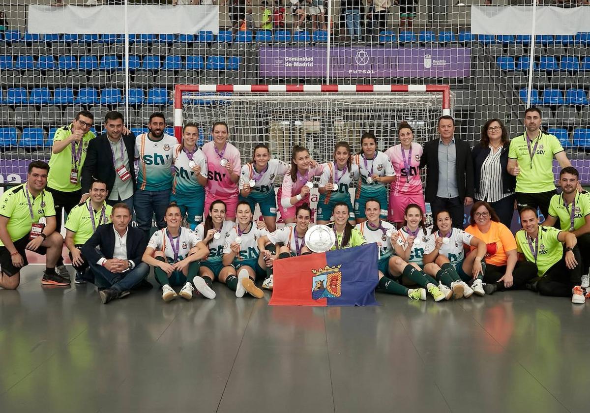 Jugadoras y cuerpo técnico posan tras finalizar el partido.