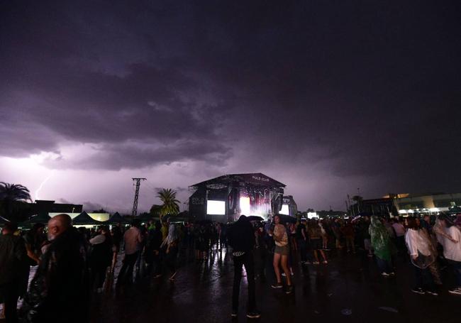 Nubes y rayos sobre el escenario del Warm Up este domingo por la tarde.