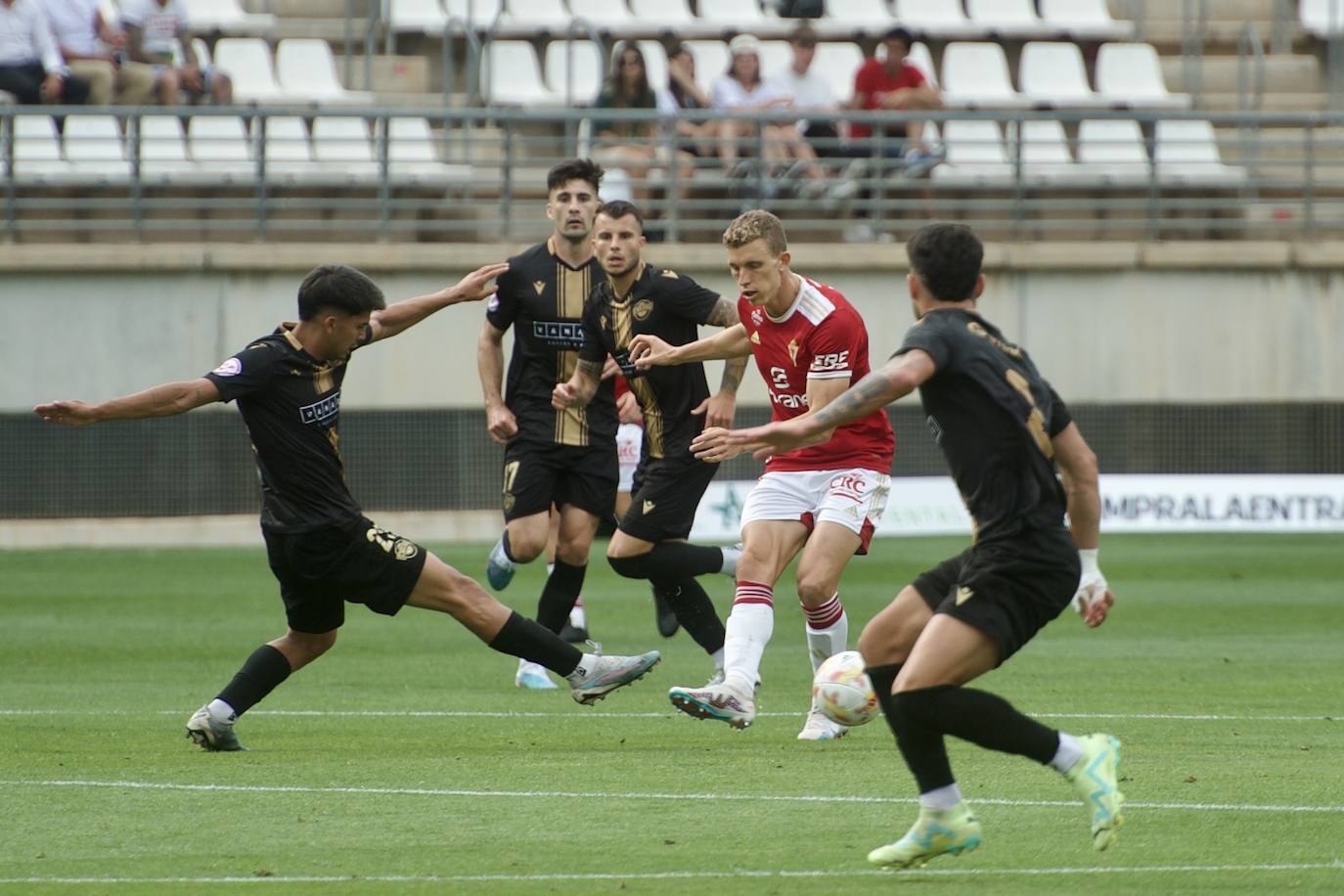 La derrota del Real Murcia frente al Intercity, en imágenes