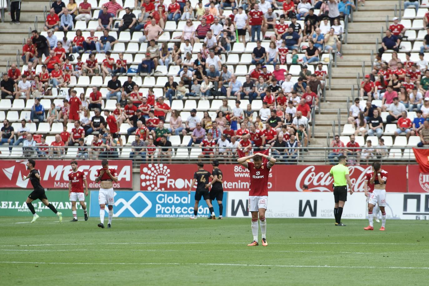 La derrota del Real Murcia frente al Intercity, en imágenes