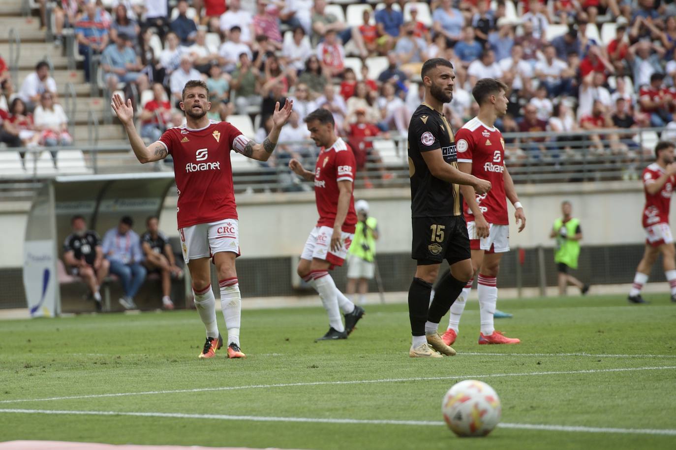 La derrota del Real Murcia frente al Intercity, en imágenes