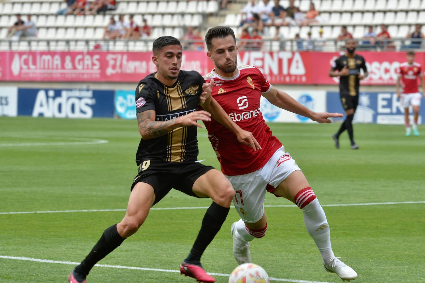 La derrota del Real Murcia frente al Intercity, en imágenes