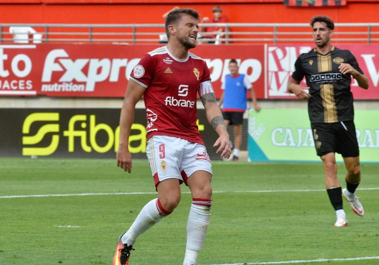 Andrés Carrasco se lamenta en el partido contra el Intercity.