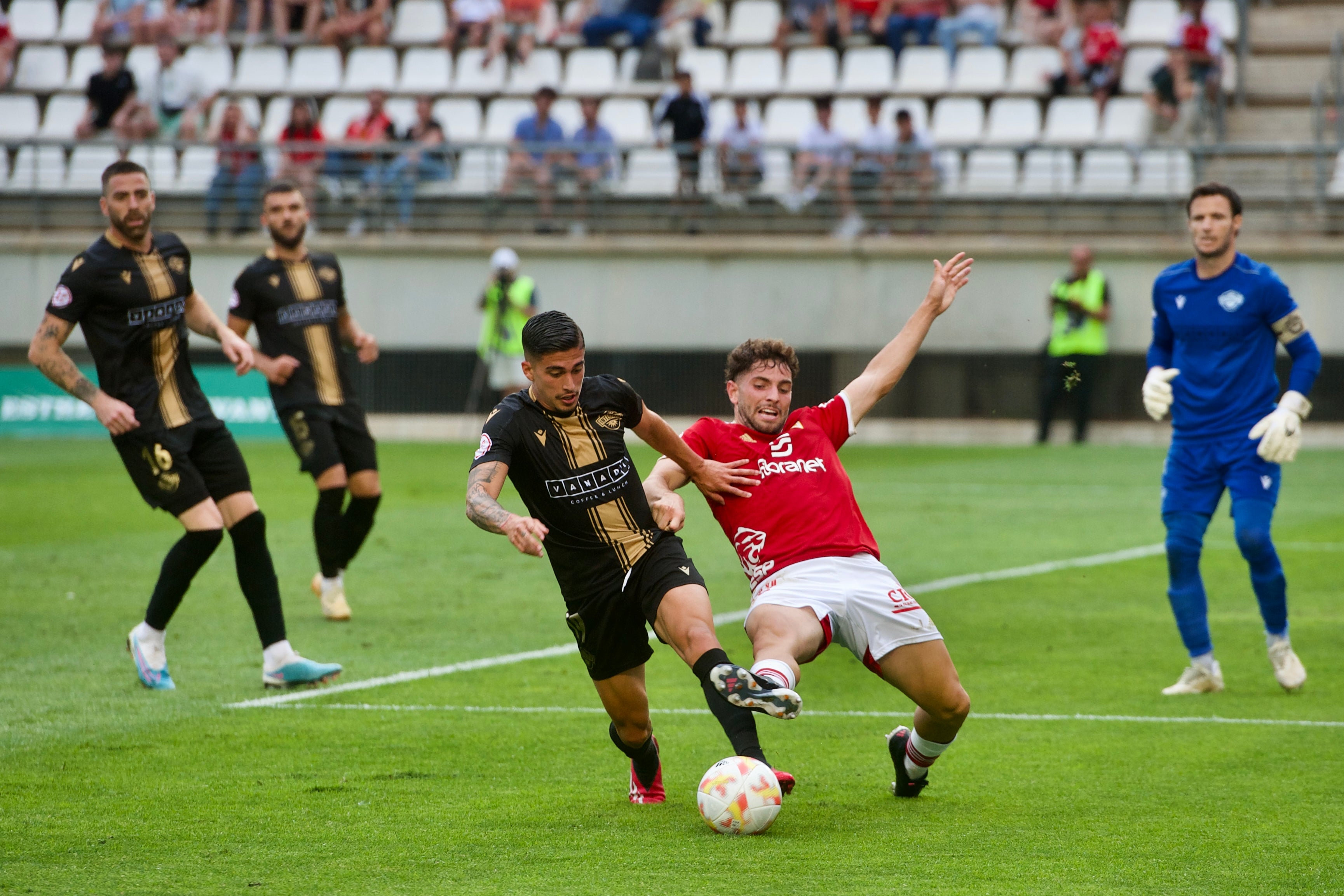 La derrota del Real Murcia frente al Intercity, en imágenes