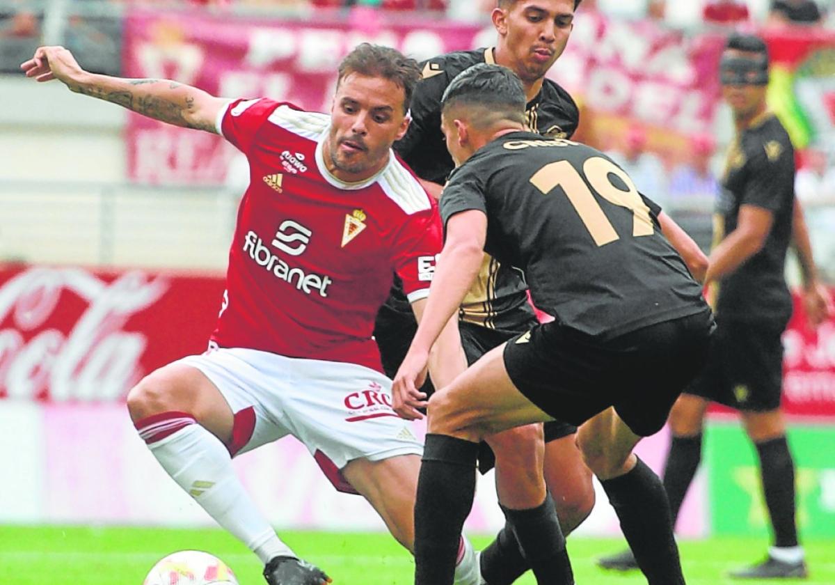 Pedro León, gris ayer, intenta regatear a Pol Roige, del Intercity.