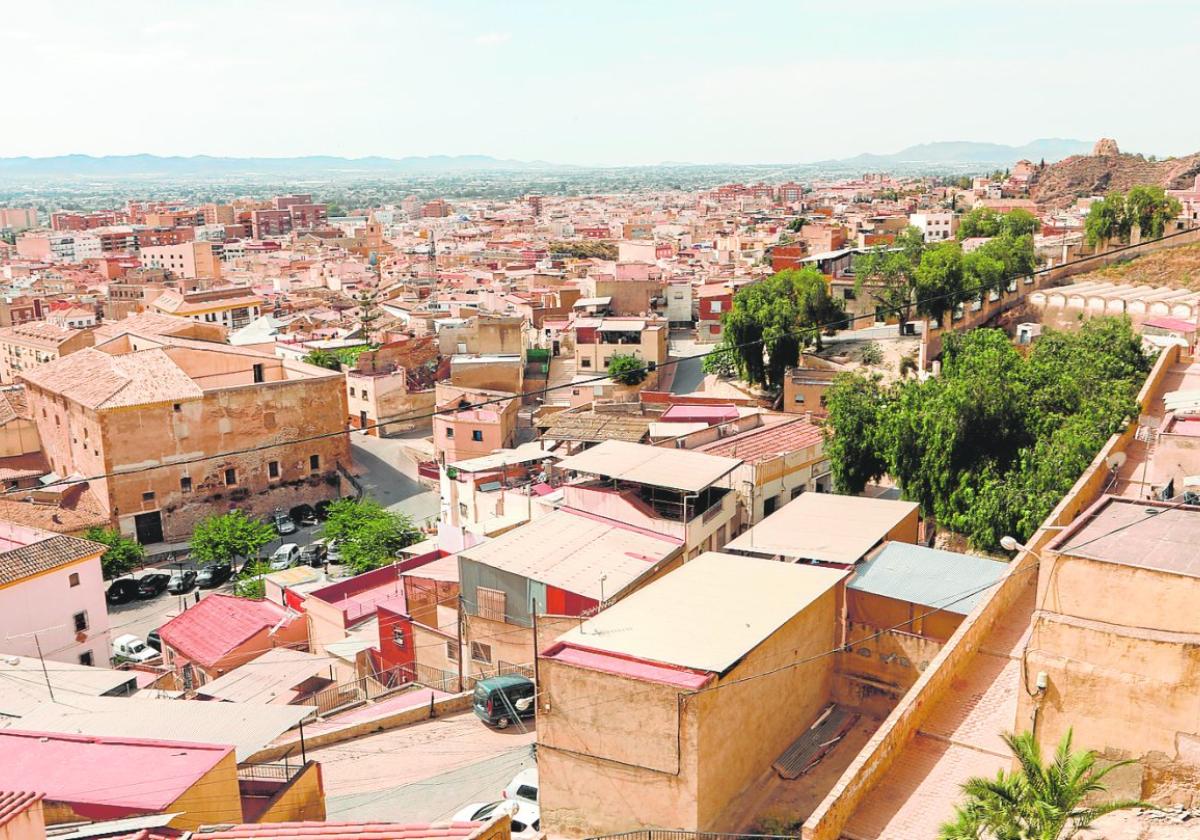 Panorámica del lugar de la actuación, con el edificio de la cárcel a la izquierda y los depósitos de agua en la zona superior derecha.