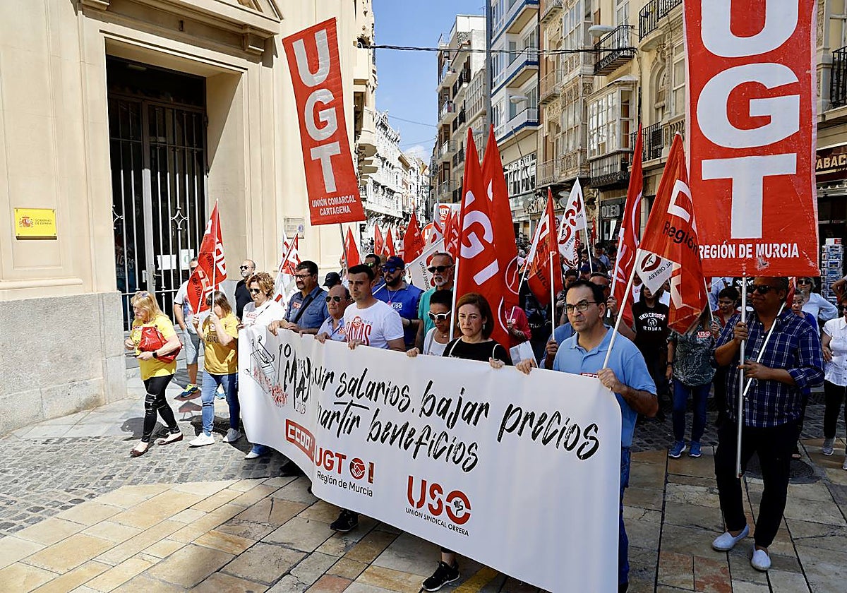 Los delegados comarcales de CC OO, José Ibarra, de USO, Ramón Zalote, y de UGT, José Luis Martínez, encabezan la manifestación en su entrada a la Plaza del Ayuntamiento.