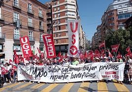 Cabecera de la manifestación en Murcia, a su paso por la Gran Vía.