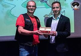 Francisco Espadas y el alcalde de Aledo, con la llave recuperada.