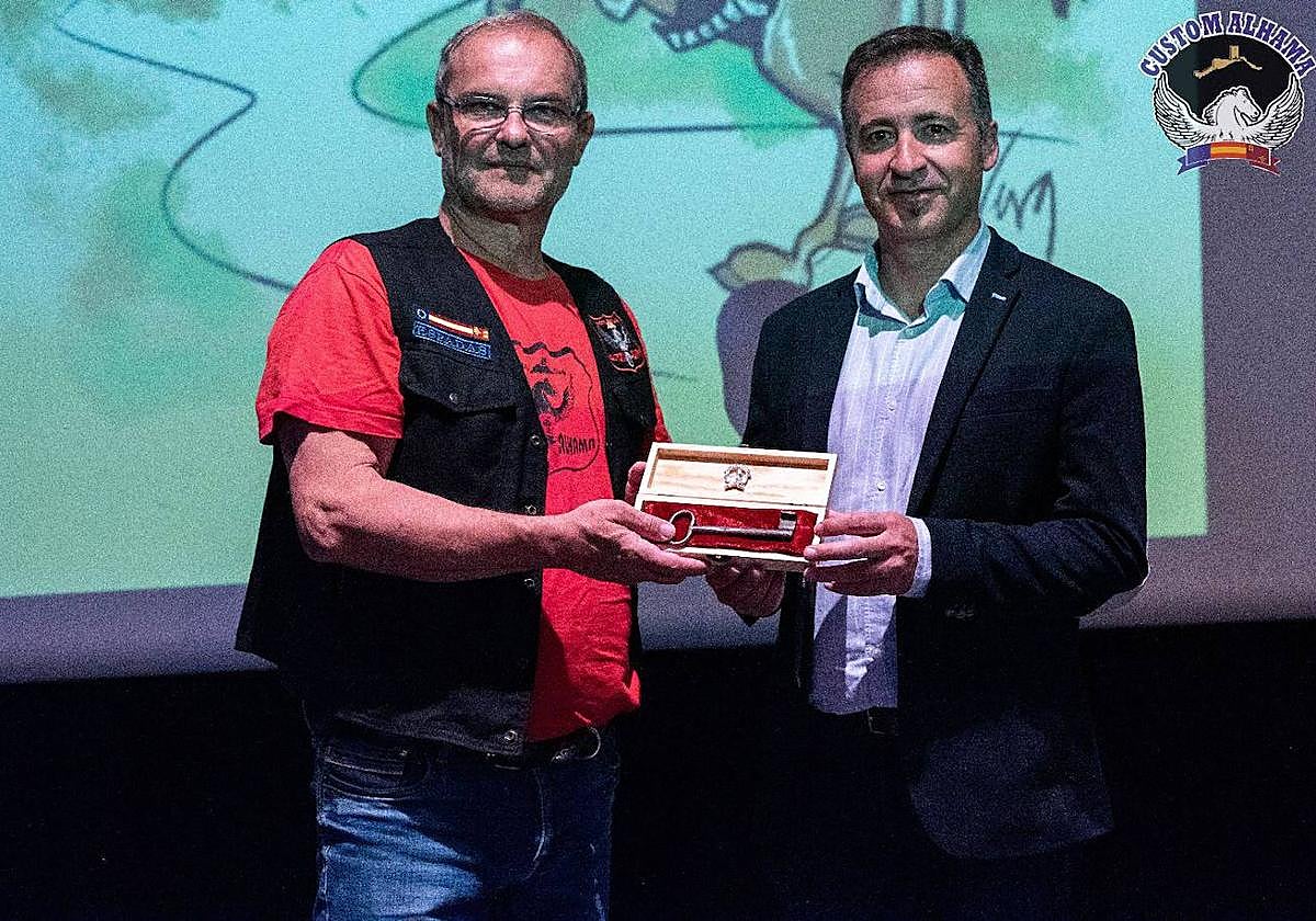 Francisco Espadas y el alcalde de Aledo, con la llave recuperada.