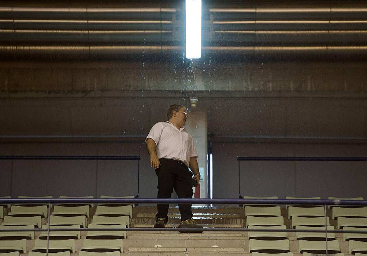 La lluvia se colaba en el Palacio el sábado, dado que las lamas estaban abiertas para ventilar el recinto.