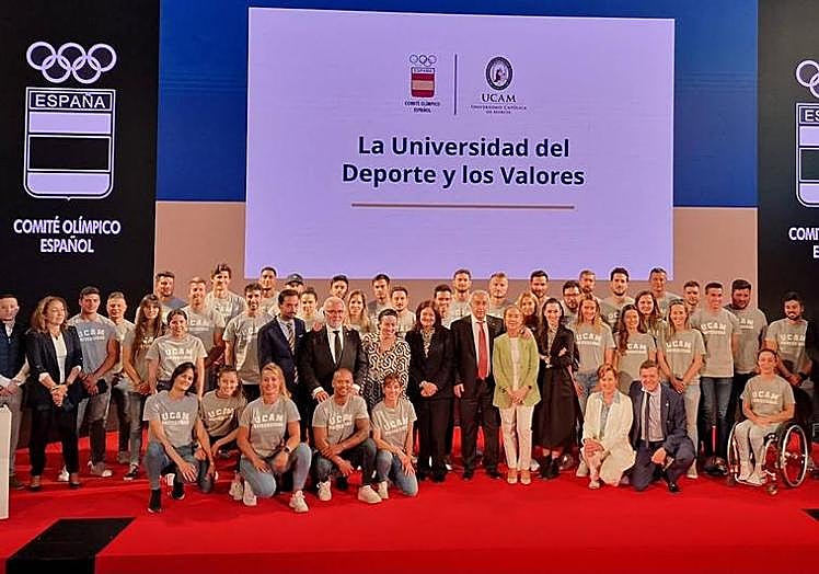 Alejandro Blanco, presidente del COE; María Dolores García, presidenta de la UCAM, y directivos y académicos,junto a los deportistas de la Universidad Católica de Murcia, en el acto celebrado en Madrid