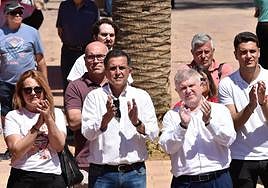 Pepe Velez, candidato a presidente en las proximas elecciones, y el alcalde Jose Antonio Serrano, durante la lectura del manifiesto en el Jardín del Malecón.