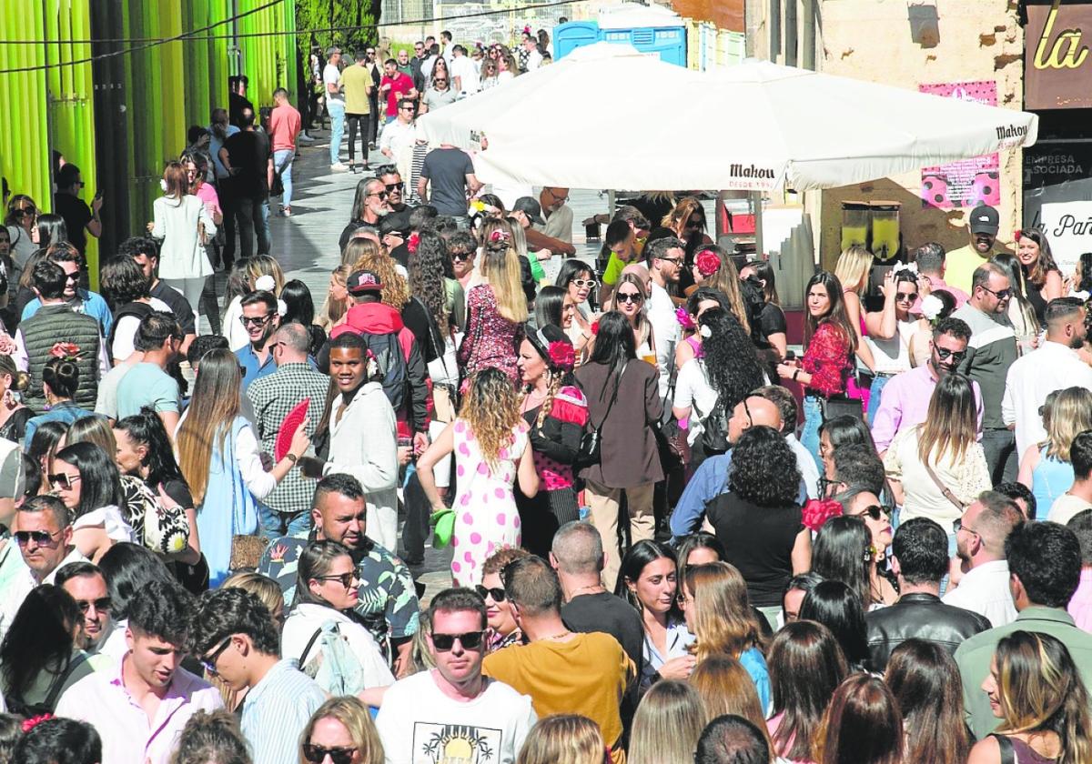 Aglomeración de gente en la calle Honda durante las Cruces de Mayo del año pasado.