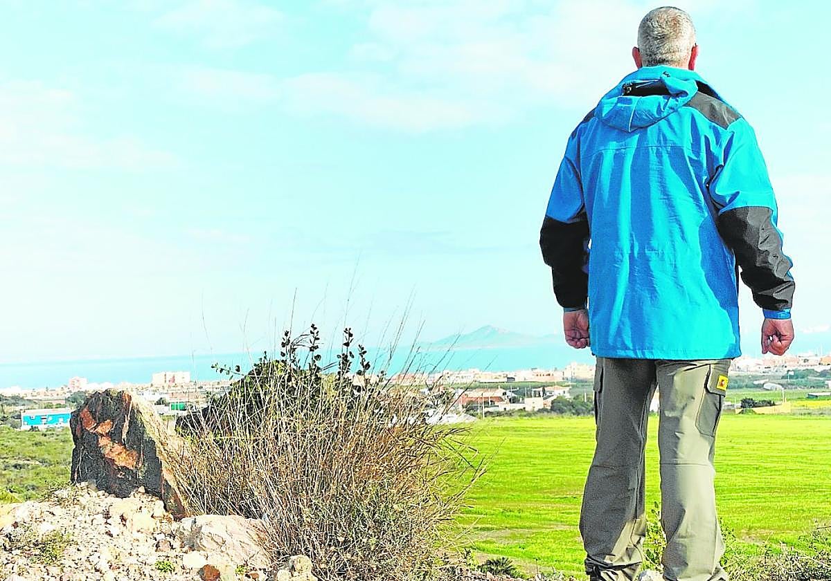 Un técnico del Ministerio inspecciona cultivos en el entorno del Mar Menor.